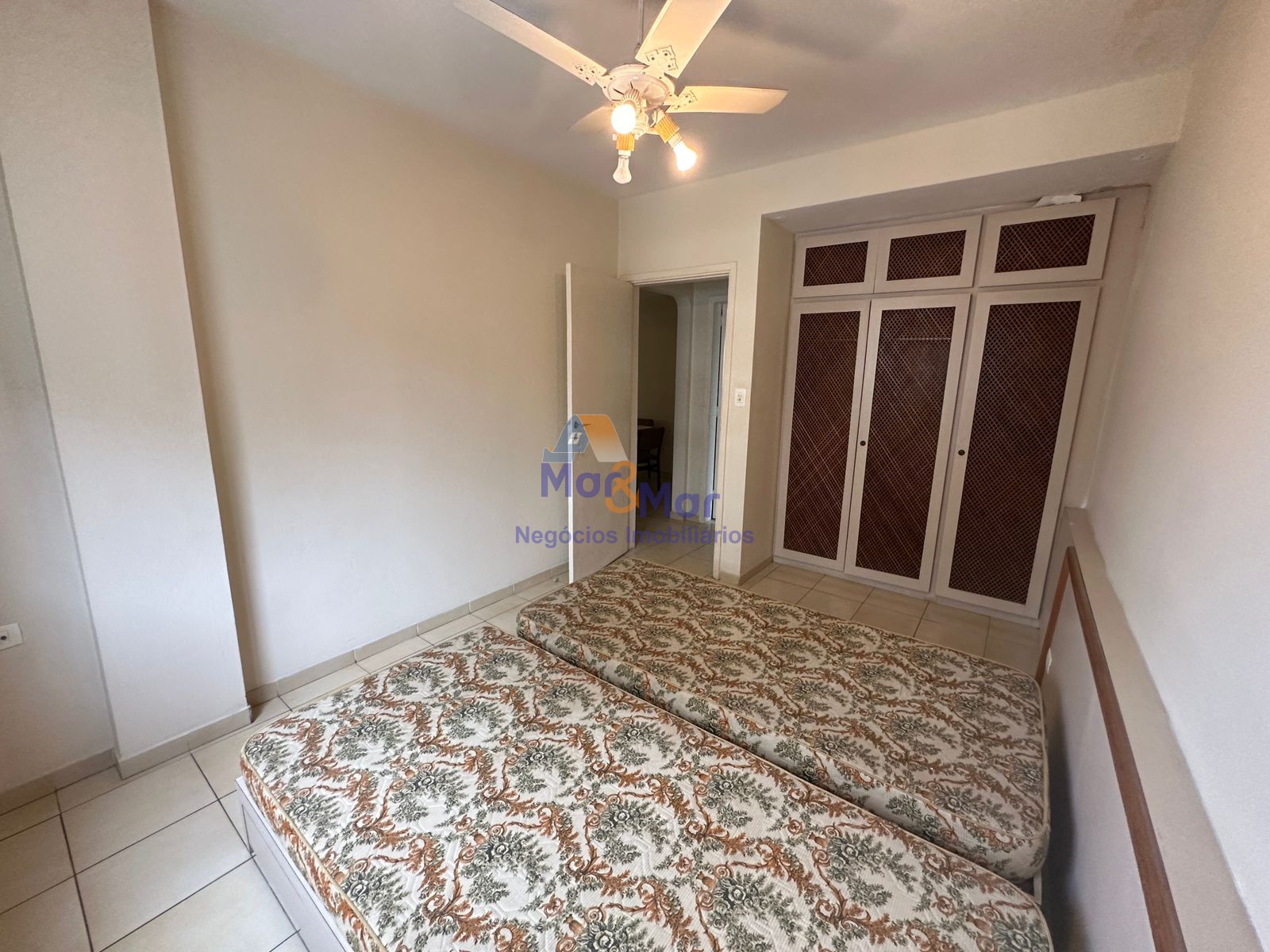 Apartamento na Praia das Pitangueiras, Guarujá - SP