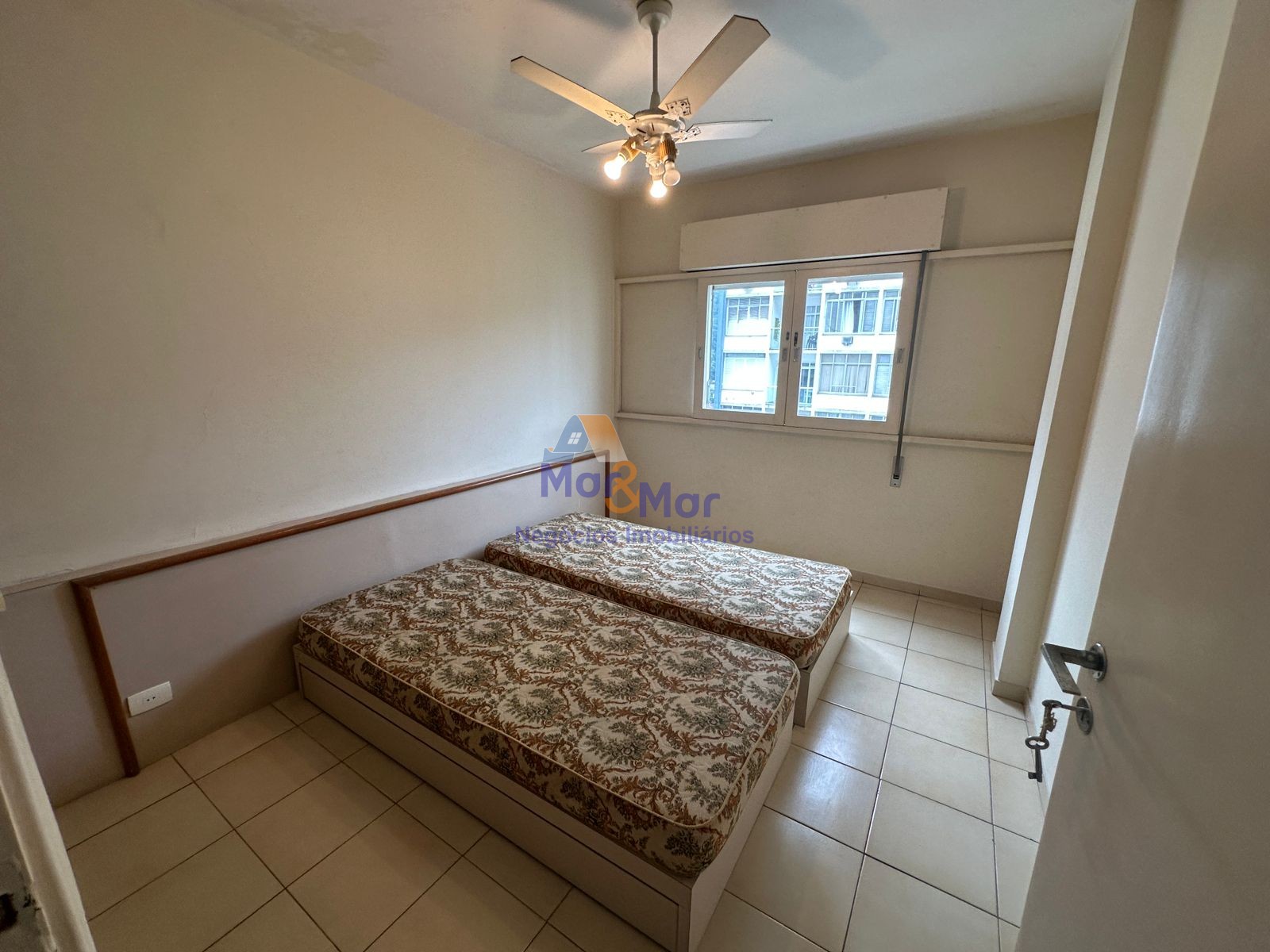 Apartamento na Praia das Pitangueiras, Guarujá - SP