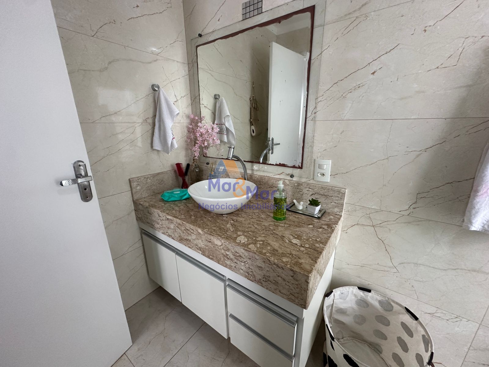 Apartamento na Praia das Pitangueiras, Guarujá - SP