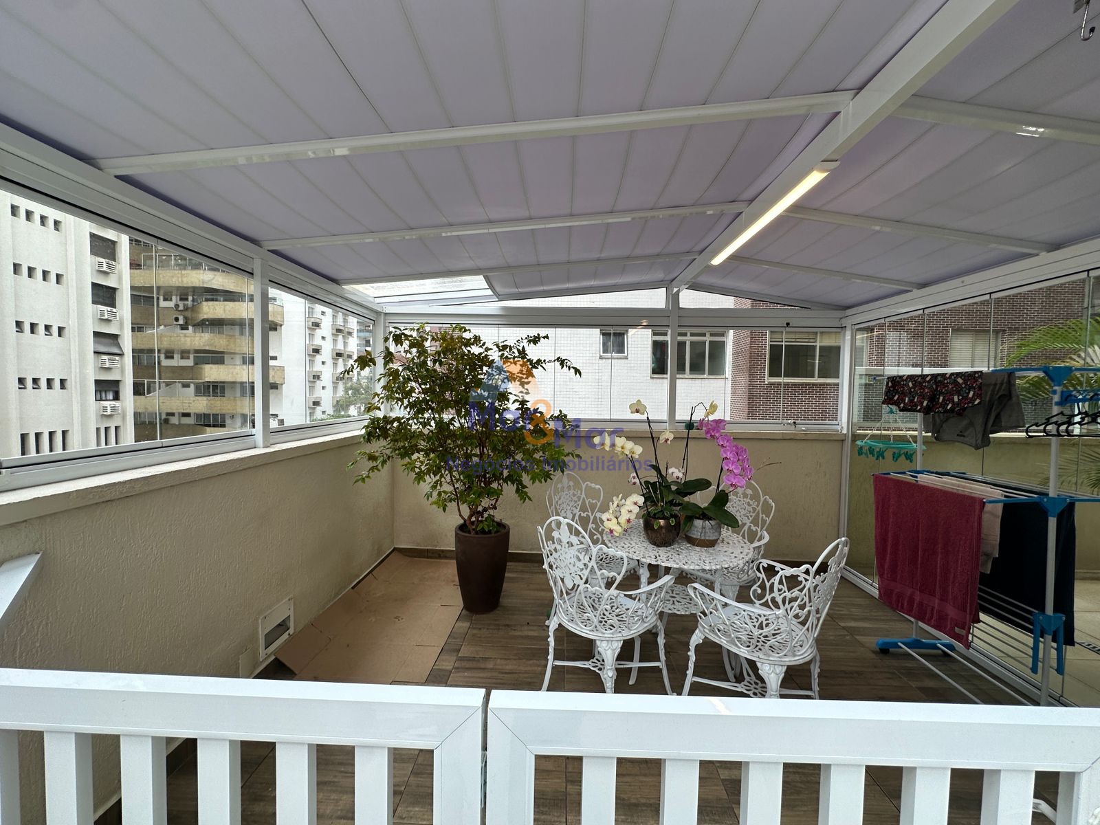 Apartamento na Praia das Pitangueiras, Guarujá - SP