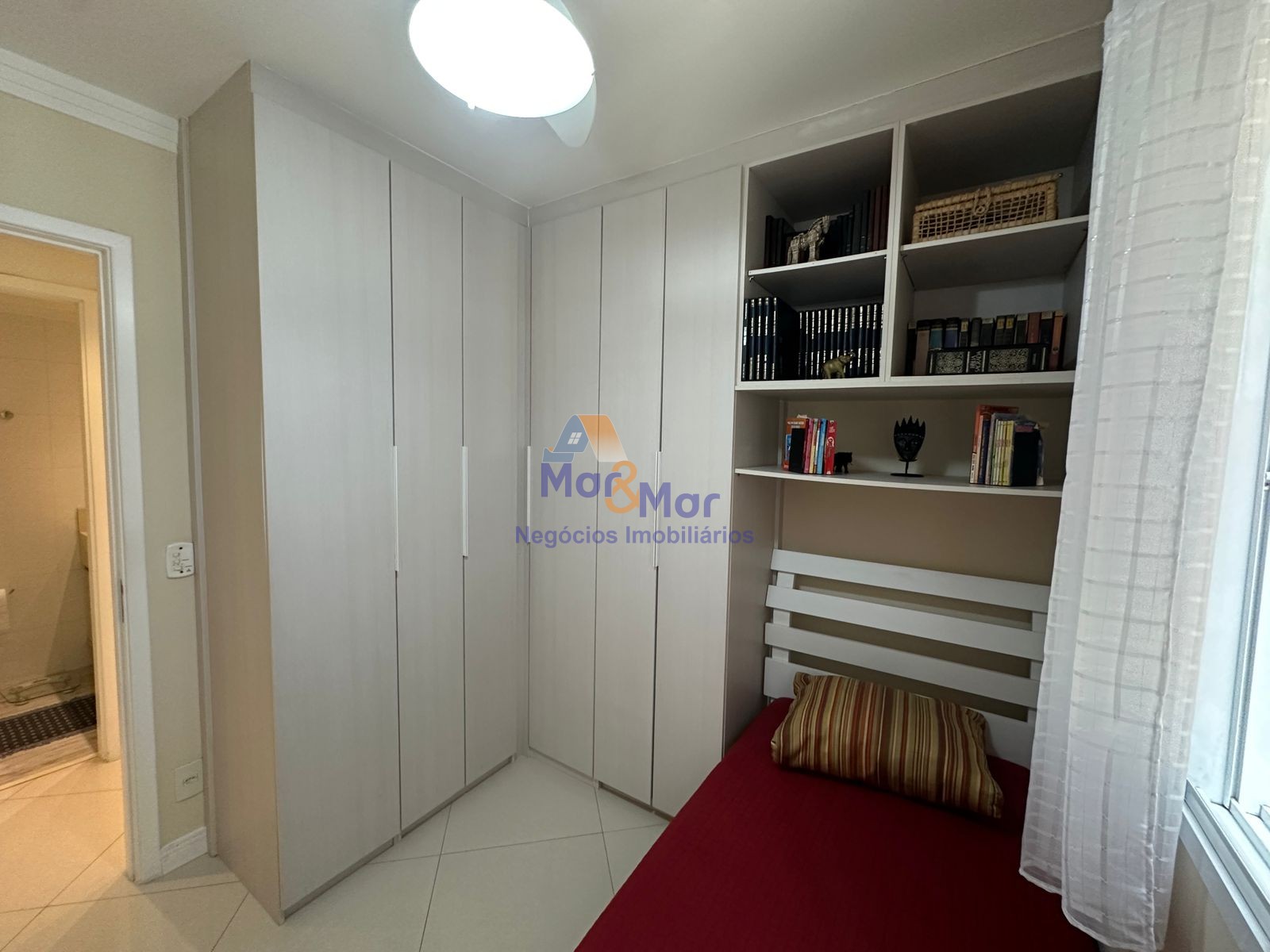 Apartamento na Praia das Pitangueiras, Guarujá - SP