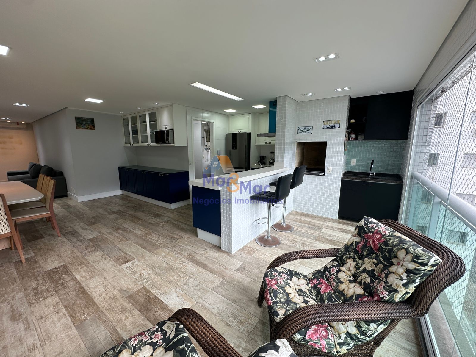 Apartamento na Praia das Pitangueiras, Guarujá - SP