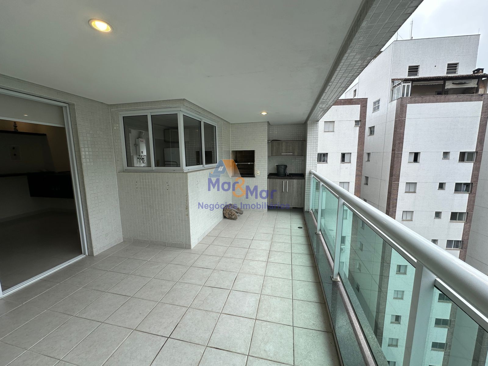 Apartamento na Praia das Pitangueiras, Guarujá - SP