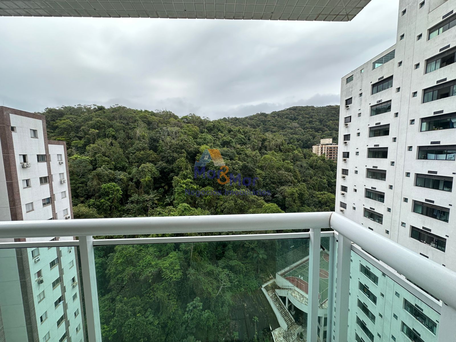 Apartamento na Praia das Pitangueiras, Guarujá - SP