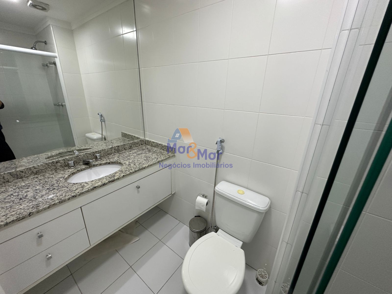 Apartamento na Praia das Pitangueiras, Guarujá - SP