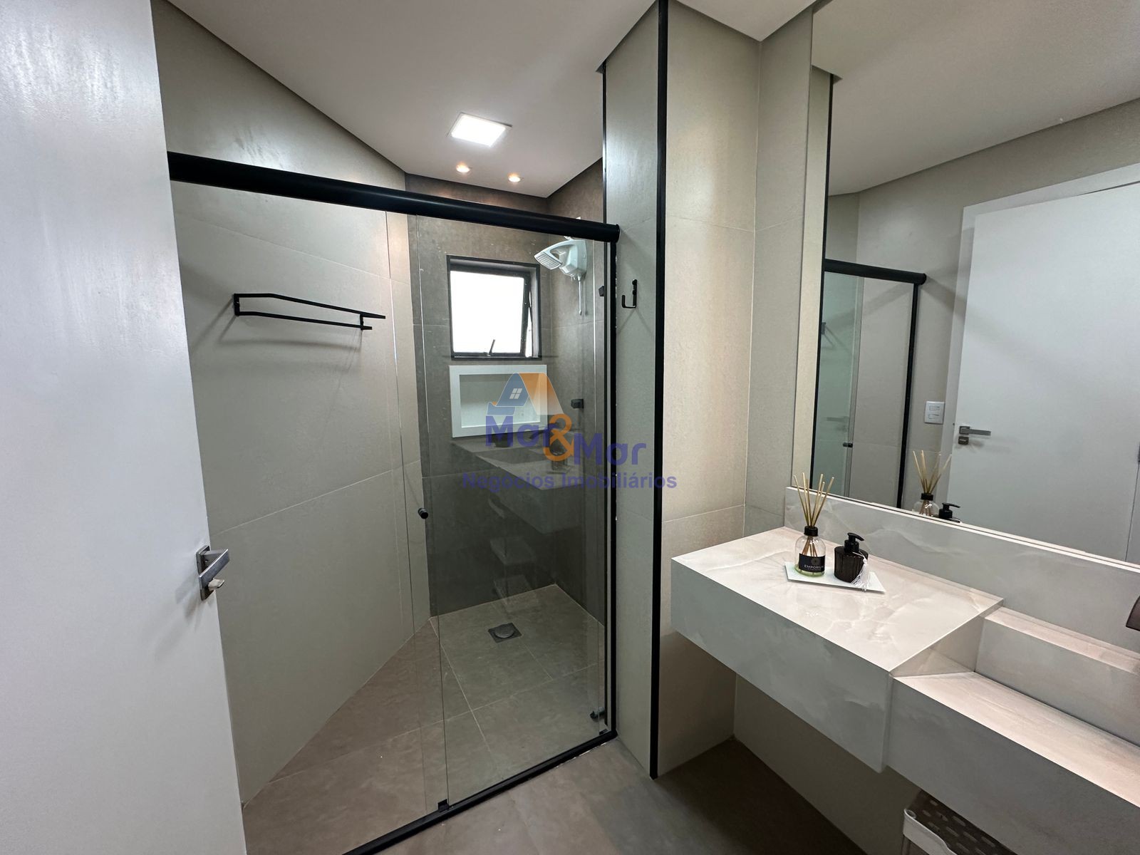 Apartamento na Praia das Pitangueiras, Guarujá - SP