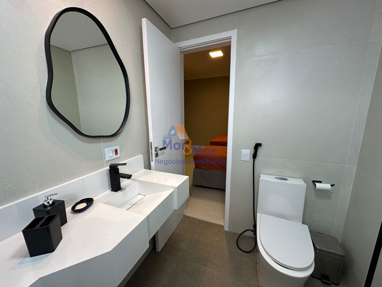 Apartamento na Praia das Pitangueiras, Guarujá - SP