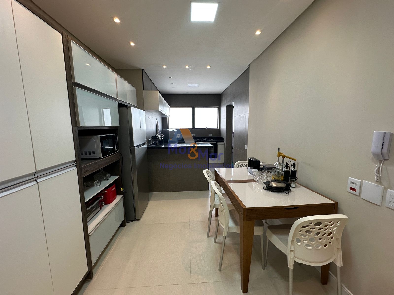 Apartamento na Praia das Pitangueiras, Guarujá - SP
