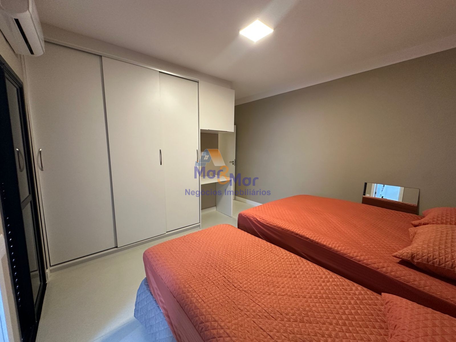 Apartamento na Praia das Pitangueiras, Guarujá - SP