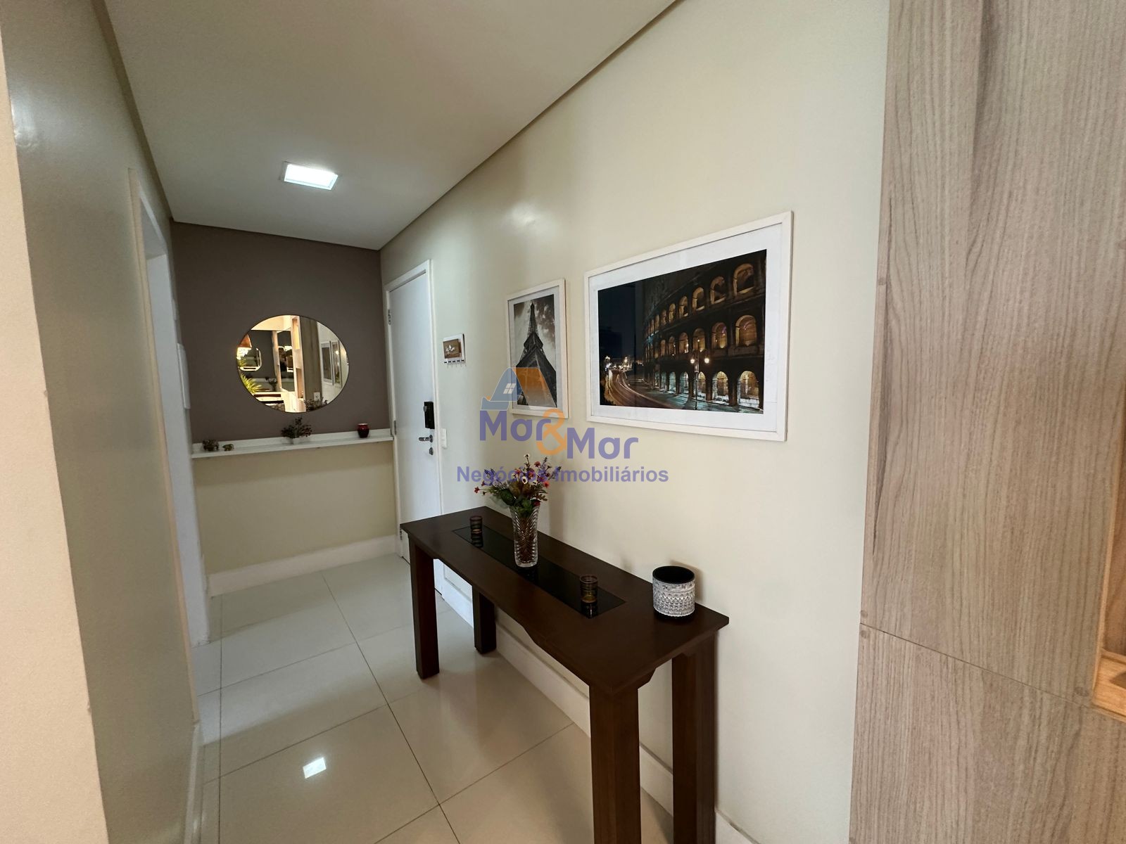 Apartamento na Praia das Pitangueiras, Guarujá - SP