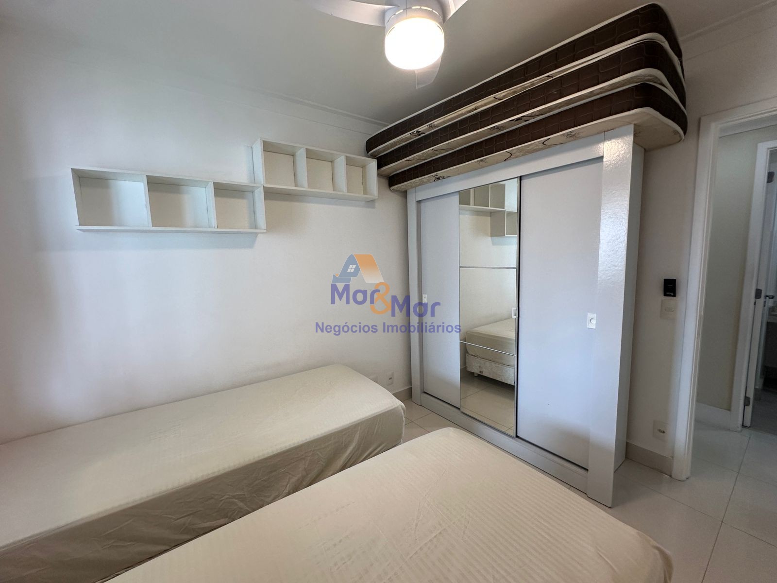 Apartamento na Praia das Pitangueiras, Guarujá - SP