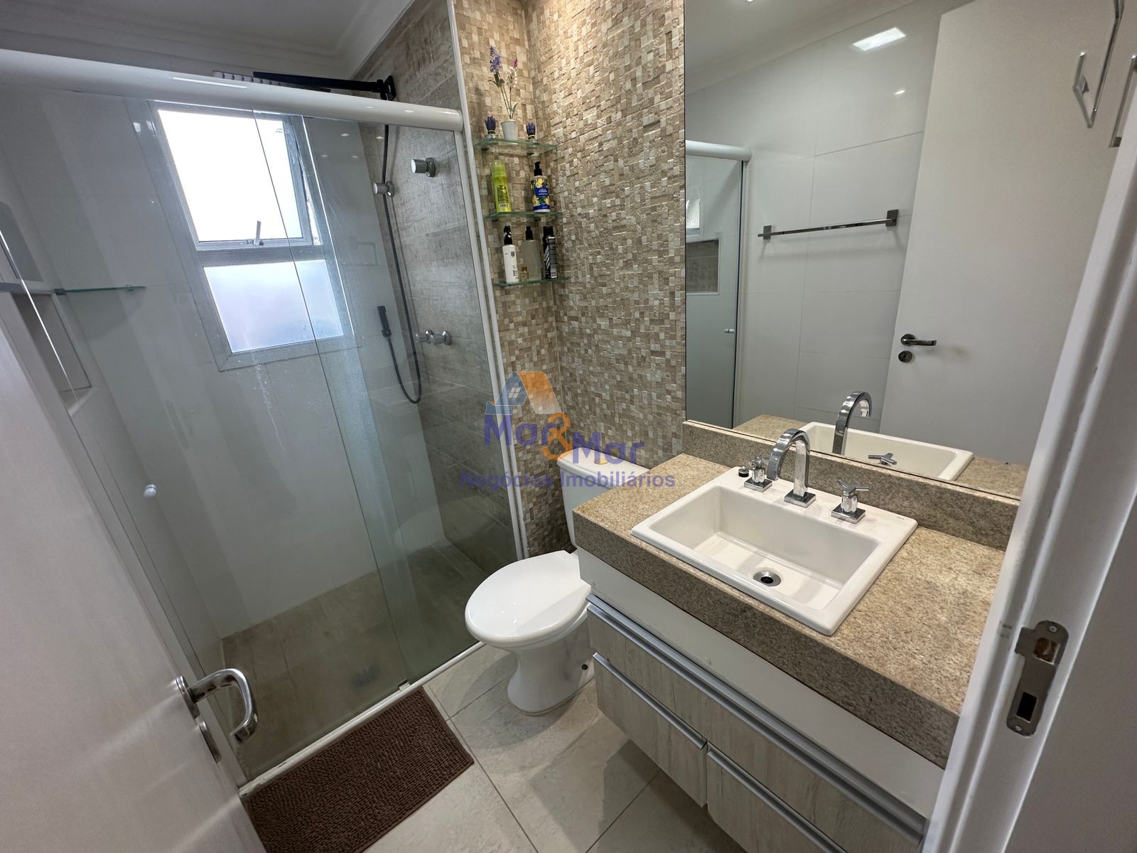 Apartamento na Praia das Pitangueiras, Guarujá - SP