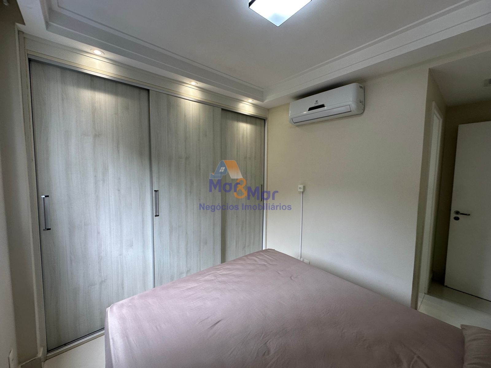 Apartamento na Praia das Pitangueiras, Guarujá - SP
