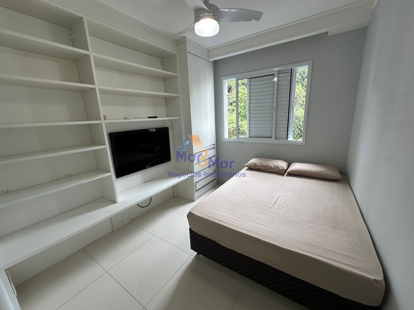Apartamento na Praia das Pitangueiras, Guarujá - SP