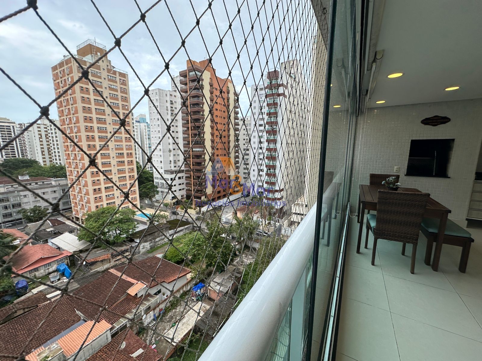 Apartamento na Praia das Pitangueiras, Guarujá - SP