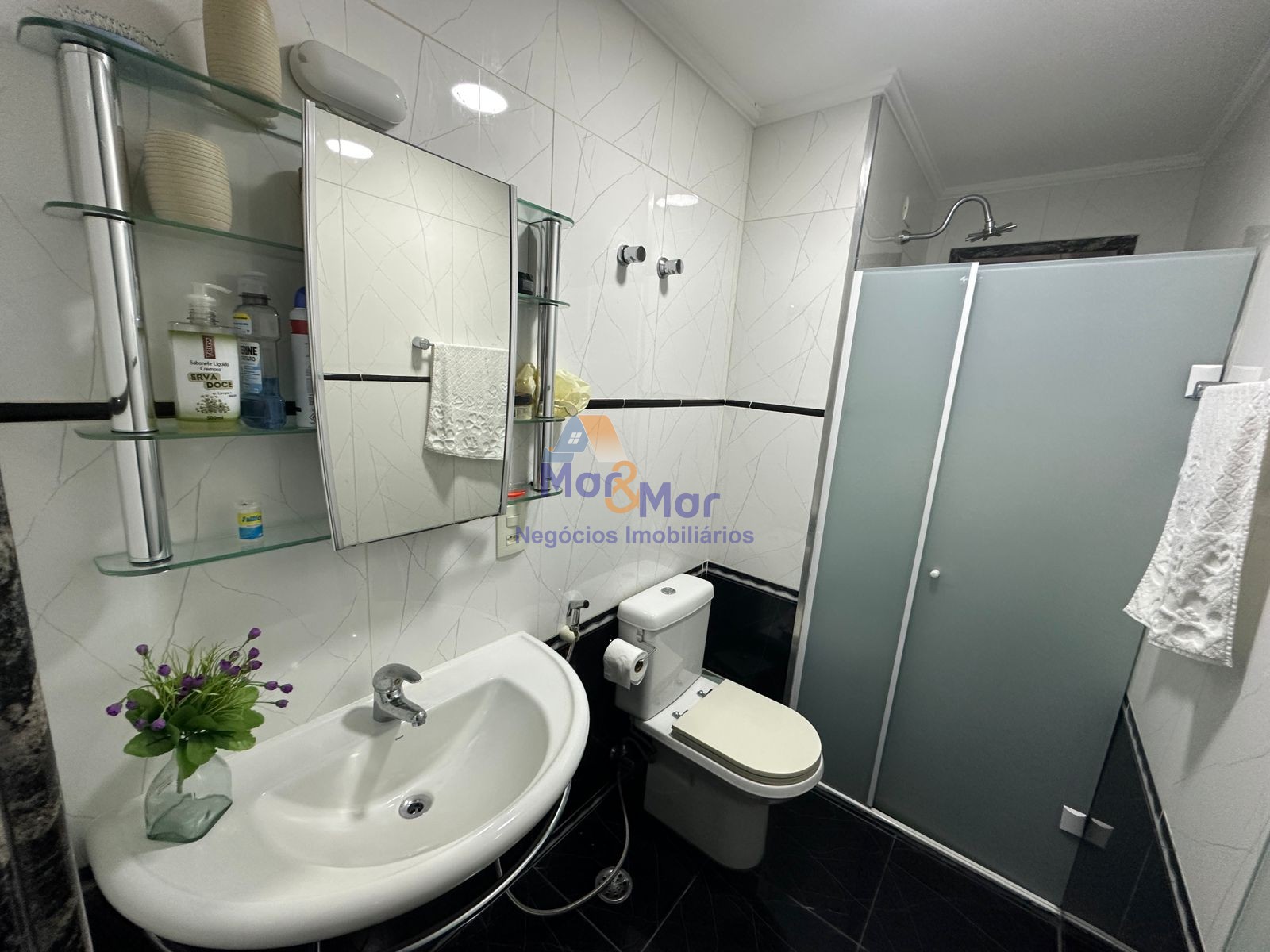 Apartamento na Praia das Pitangueiras, Guarujá - SP