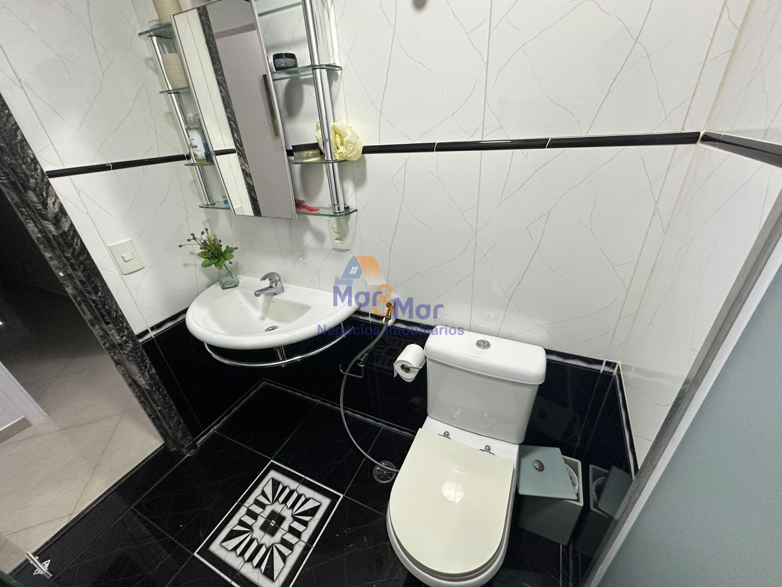 Apartamento na Praia das Pitangueiras, Guarujá - SP