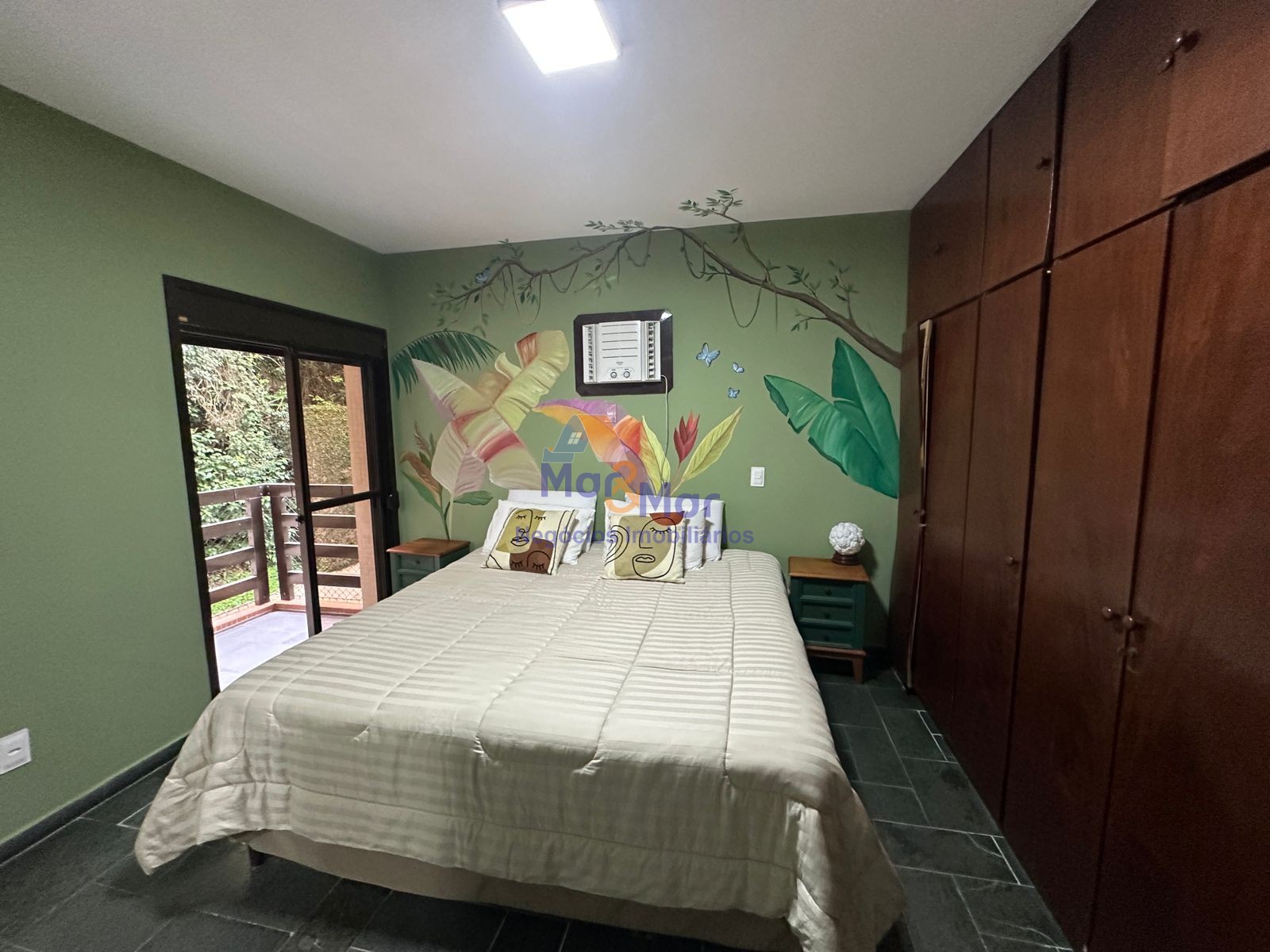 Apartamento na Praia das Pitangueiras, Guarujá - SP