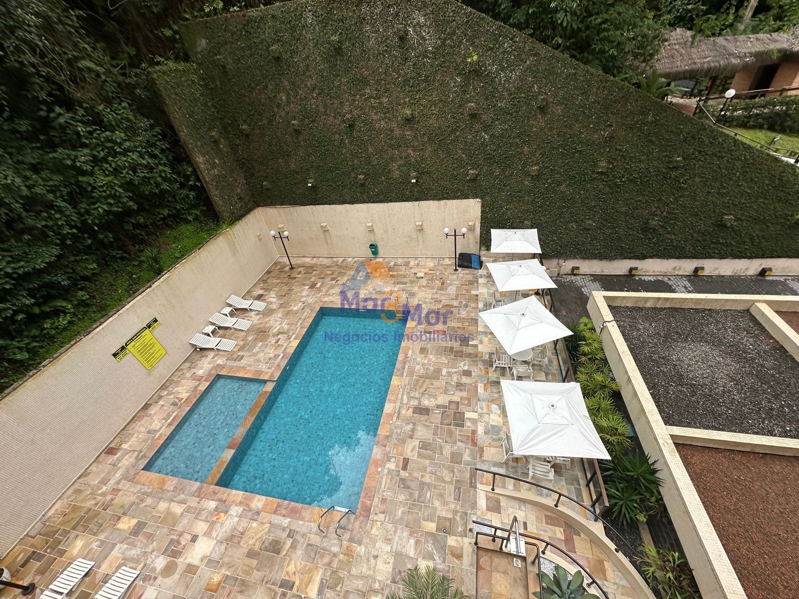 Apartamento na Praia das Pitangueiras, Guarujá - SP