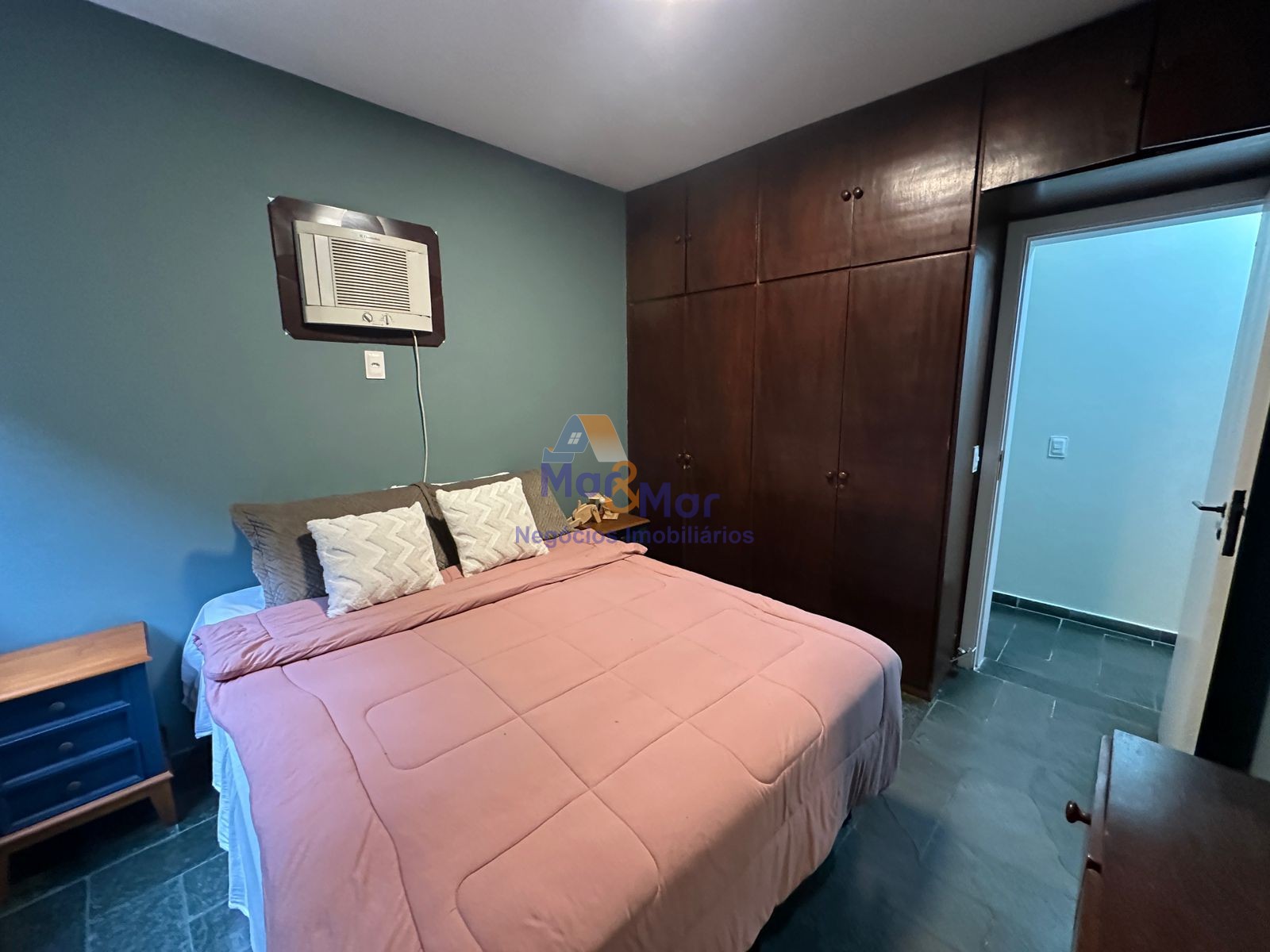 Apartamento na Praia das Pitangueiras, Guarujá - SP