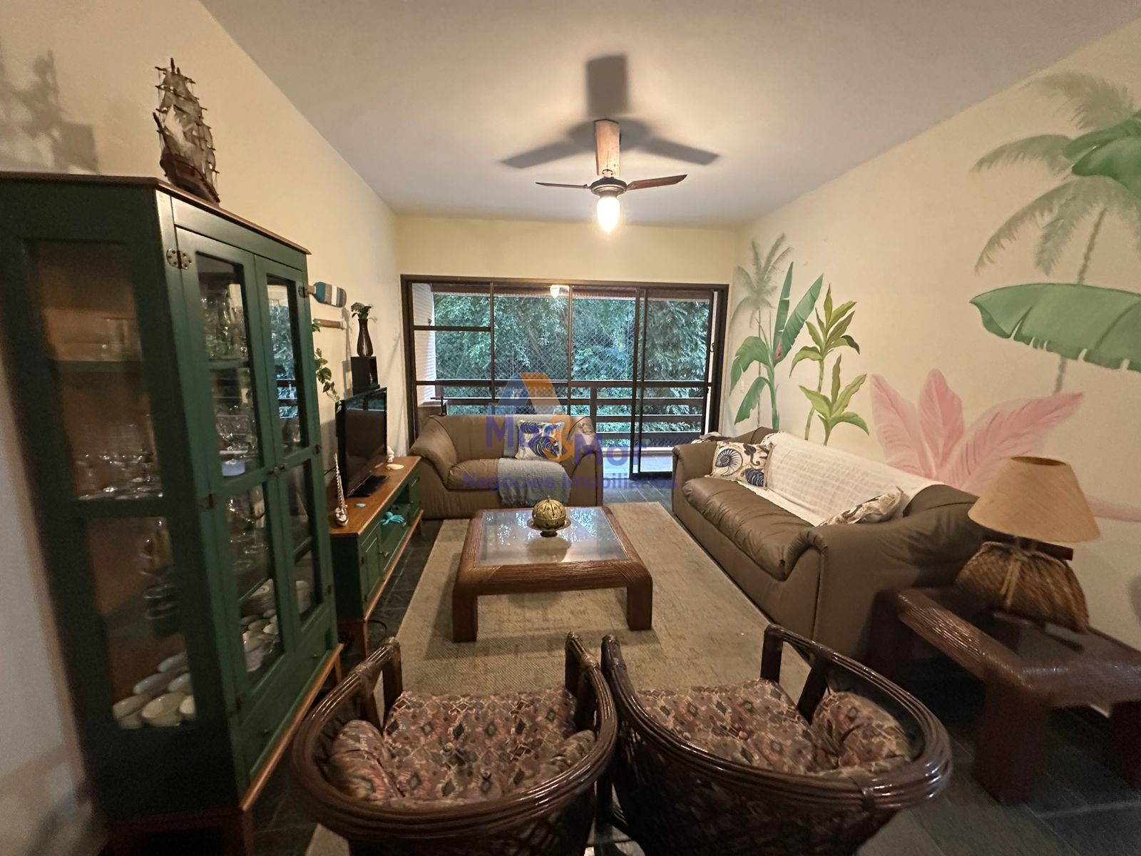 Apartamento na Praia das Pitangueiras, Guarujá - SP
