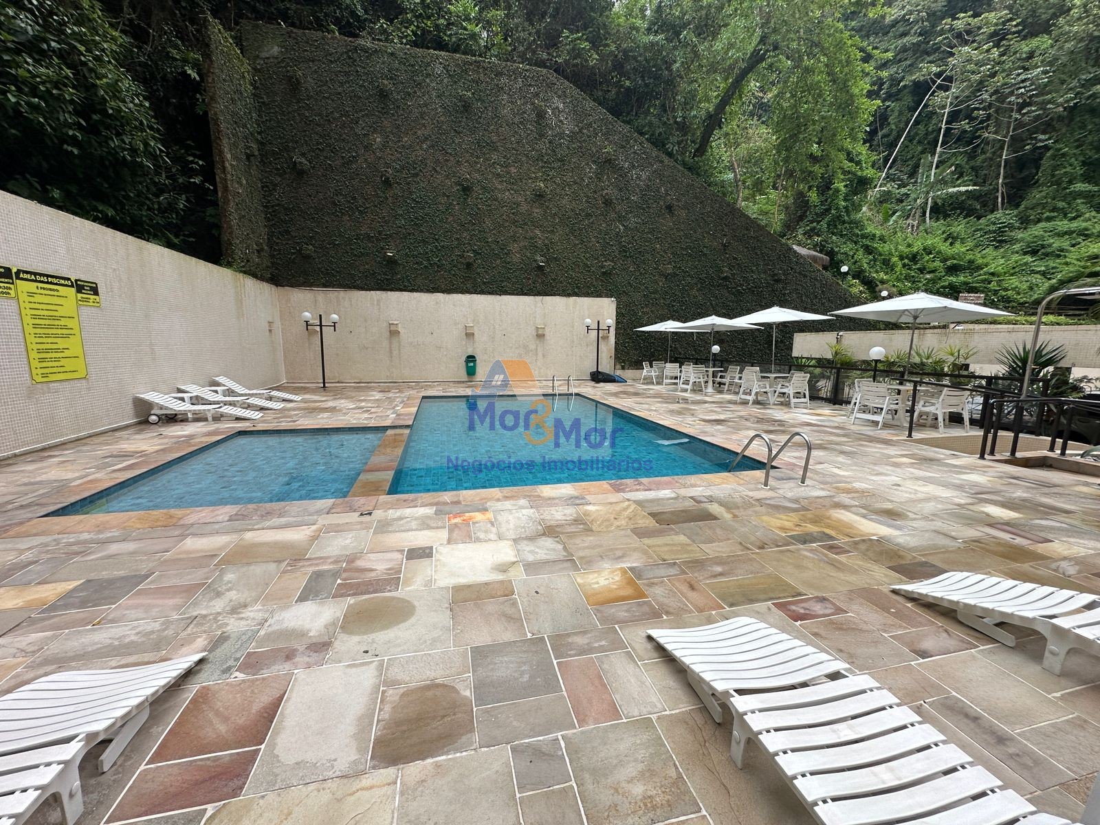 Apartamento na Praia das Pitangueiras, Guarujá - SP