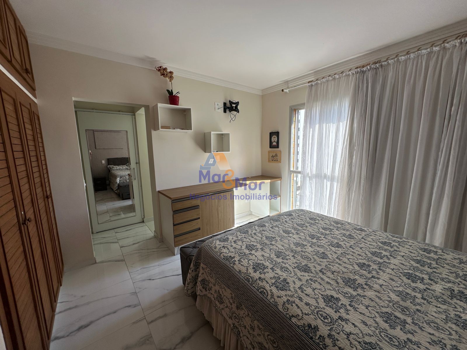 Apartamento na Praia das Pitangueiras, Guarujá - SP