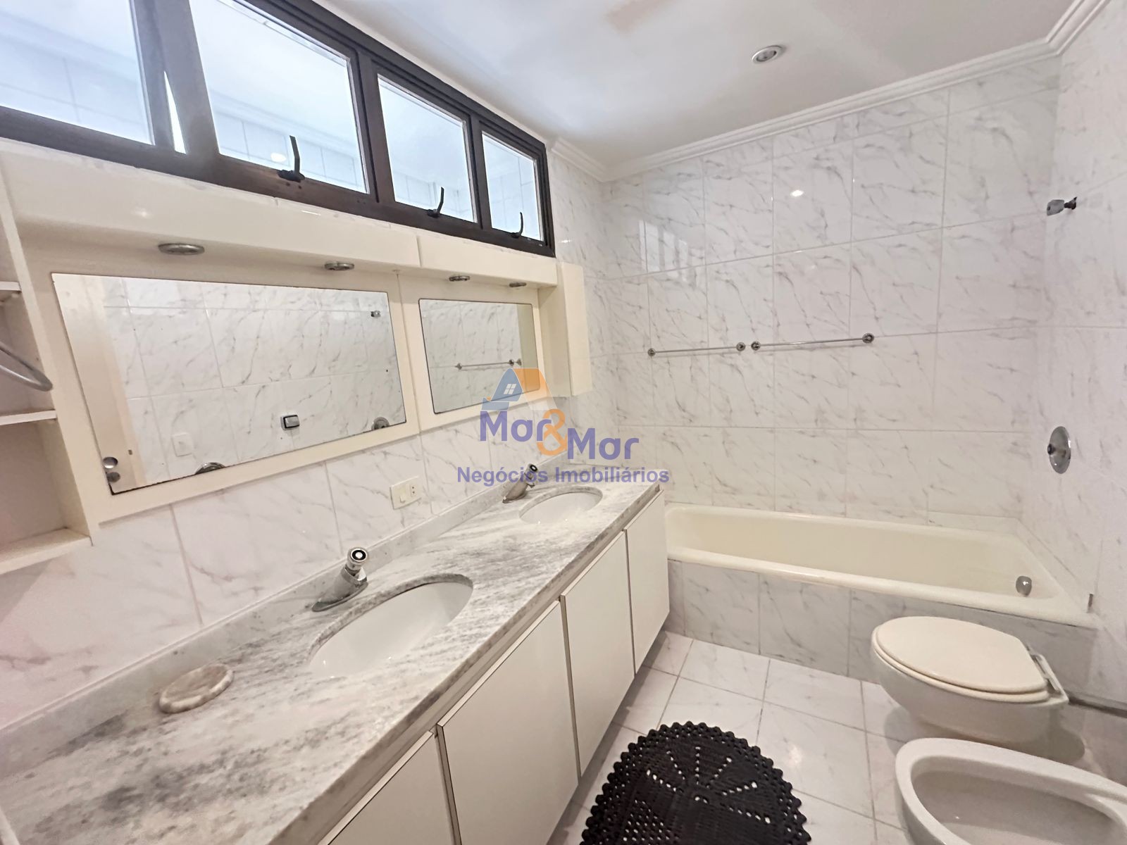 Apartamento Frente ao Mar nas Pitangueiras, Guarujá - SP
