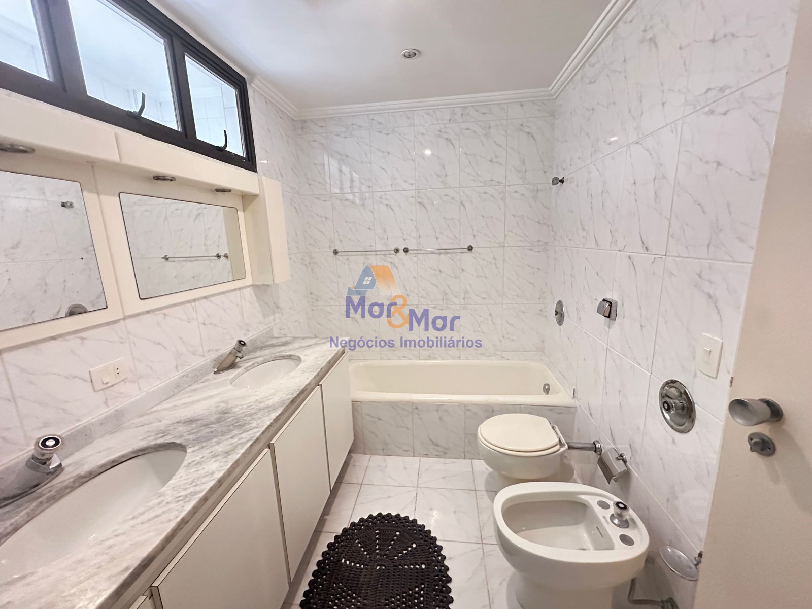 Apartamento Frente ao Mar nas Pitangueiras, Guarujá - SP