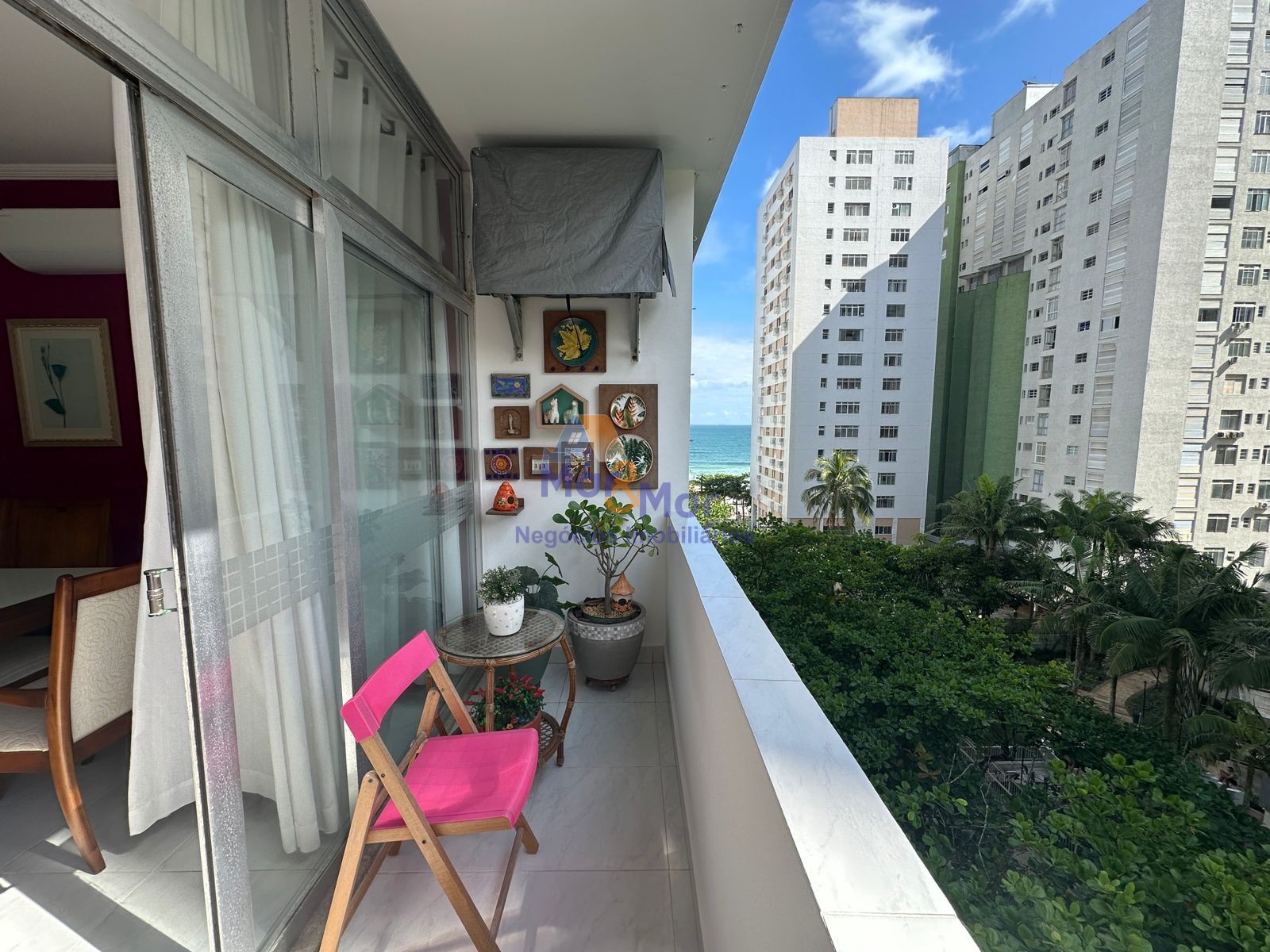 Apartamento na Praia das Pitangueiras, Guarujá - SP