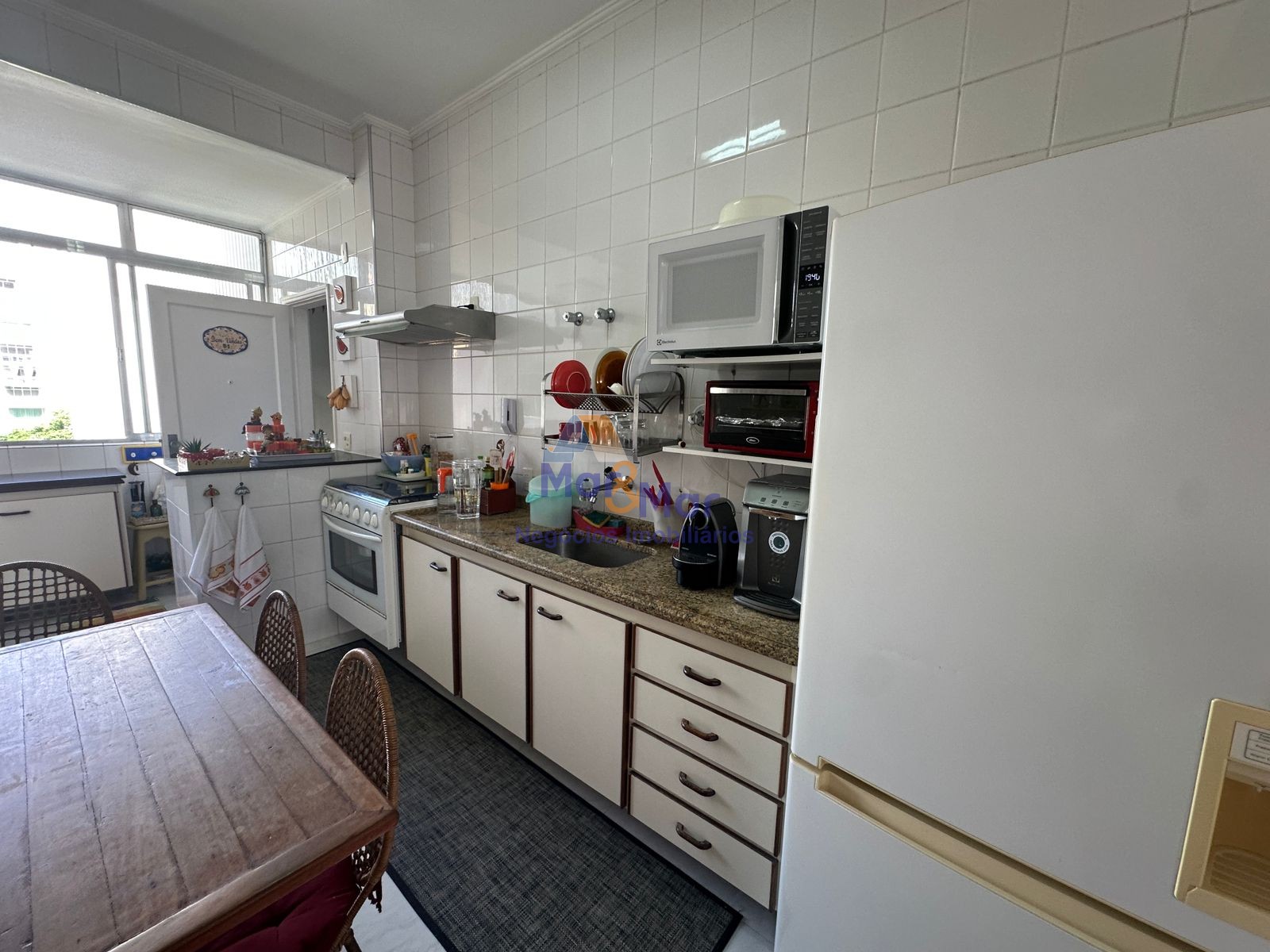 Apartamento na Praia das Pitangueiras, Guarujá - SP