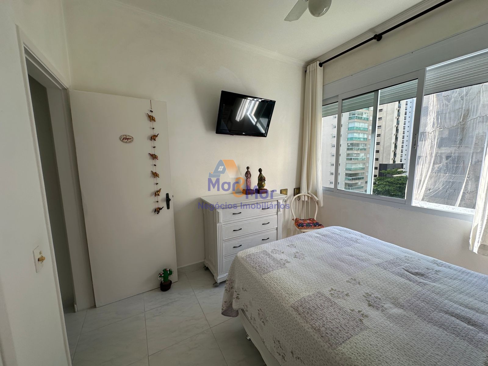 Apartamento na Praia das Pitangueiras, Guarujá - SP