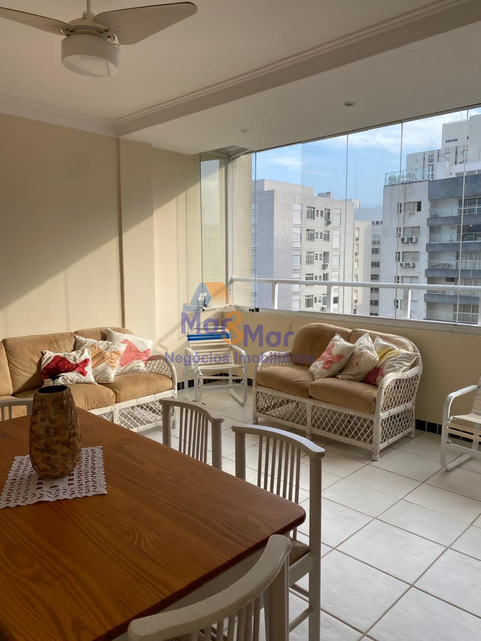 Apartamento na Praia das Pitangueiras, Guarujá - SP