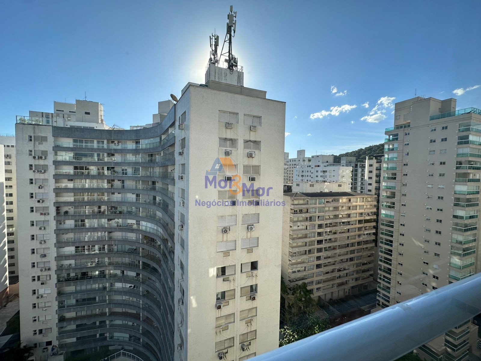 Apartamento na Praia das Pitangueiras, Guarujá - SP