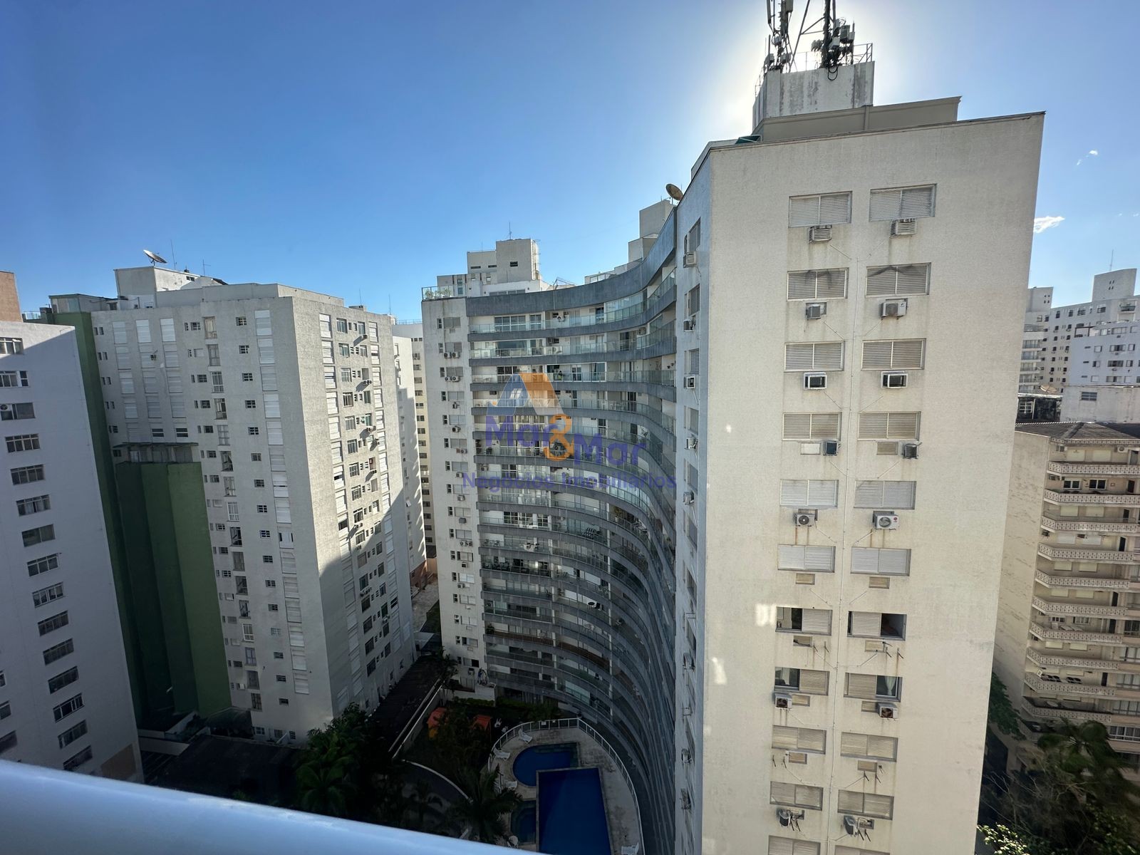 Apartamento na Praia das Pitangueiras, Guarujá - SP