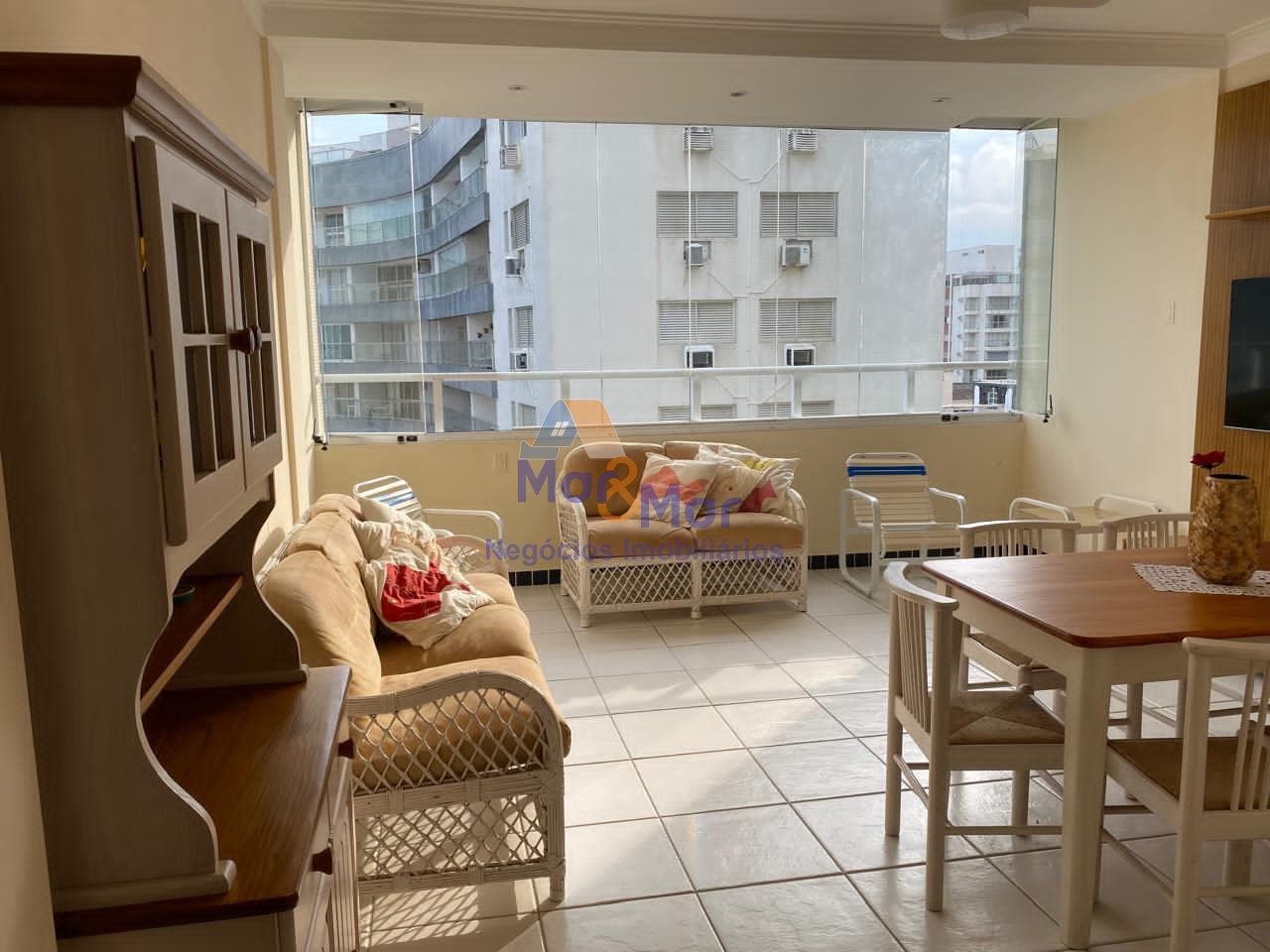 Apartamento na Praia das Pitangueiras, Guarujá - SP