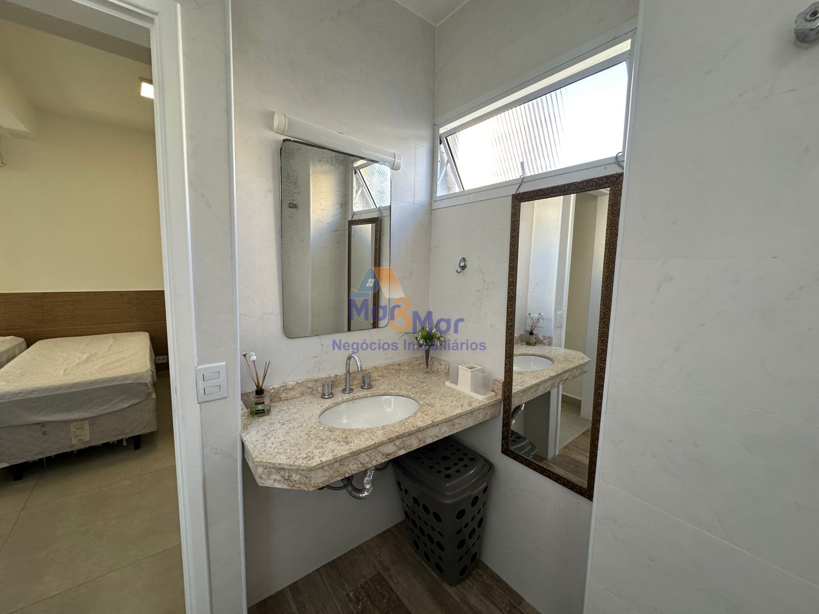 Apartamento na Praia das Pitangueiras, Guarujá - SP