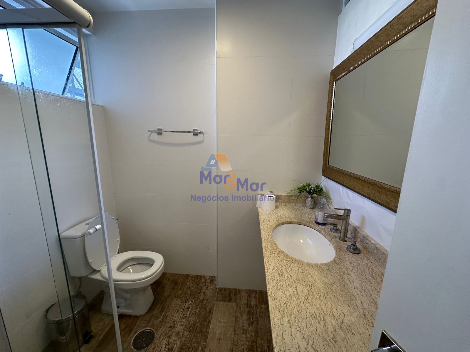 Apartamento na Praia das Pitangueiras, Guarujá - SP