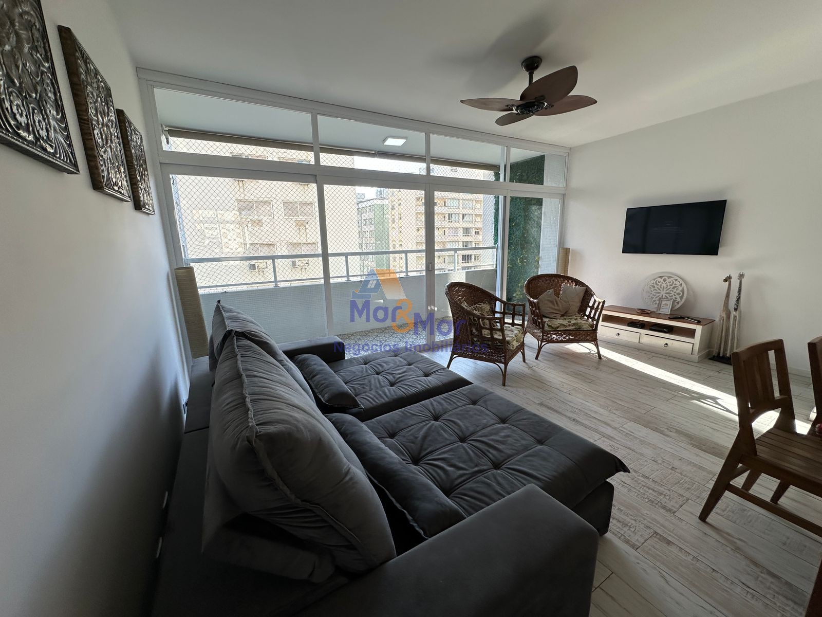 Apartamento na Praia das Pitangueiras, Guarujá - SP