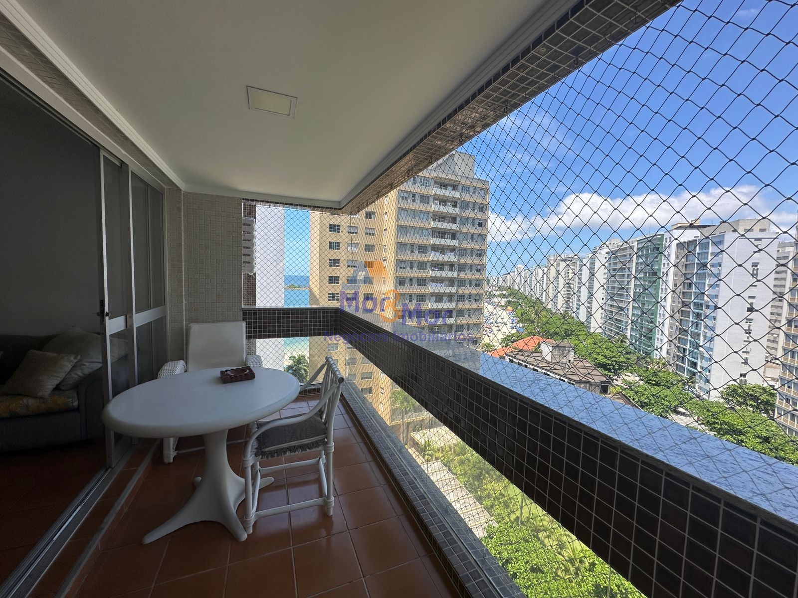 Apartamento na Praia das Pitangueiras, Guarujá - SP