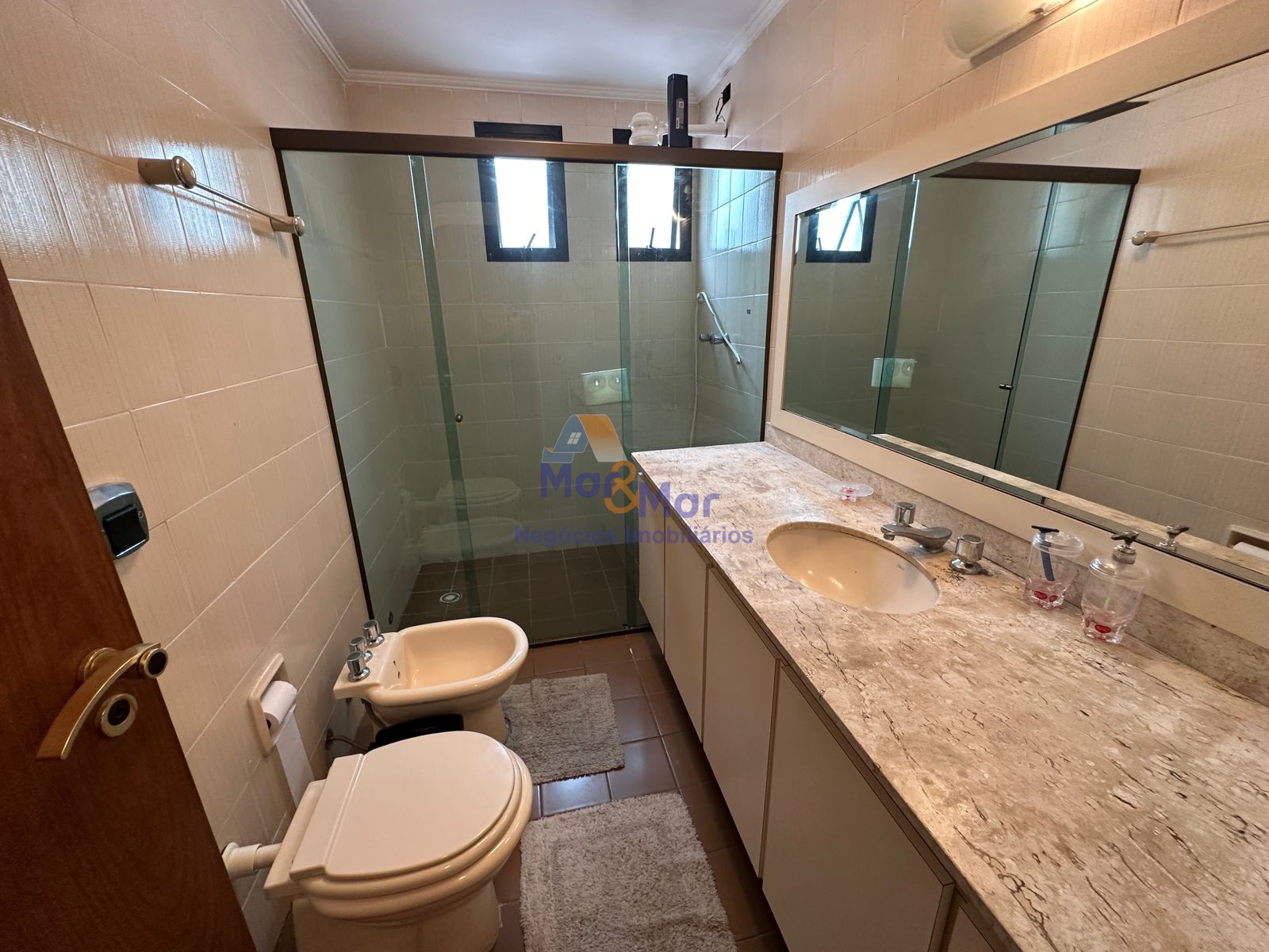 Apartamento na Praia das Pitangueiras, Guarujá - SP