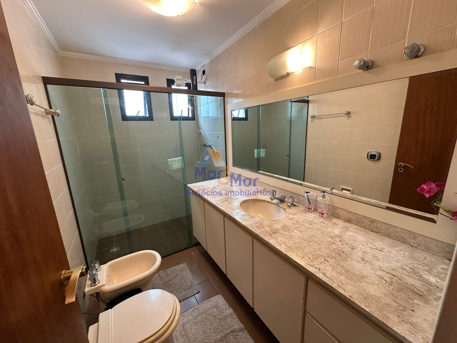 Apartamento na Praia das Pitangueiras, Guarujá - SP