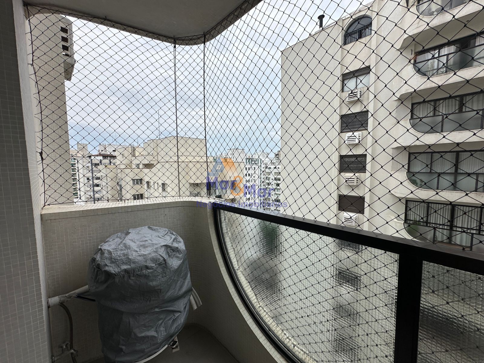 Apartamento na Praia das Pitangueiras, Guarujá - SP