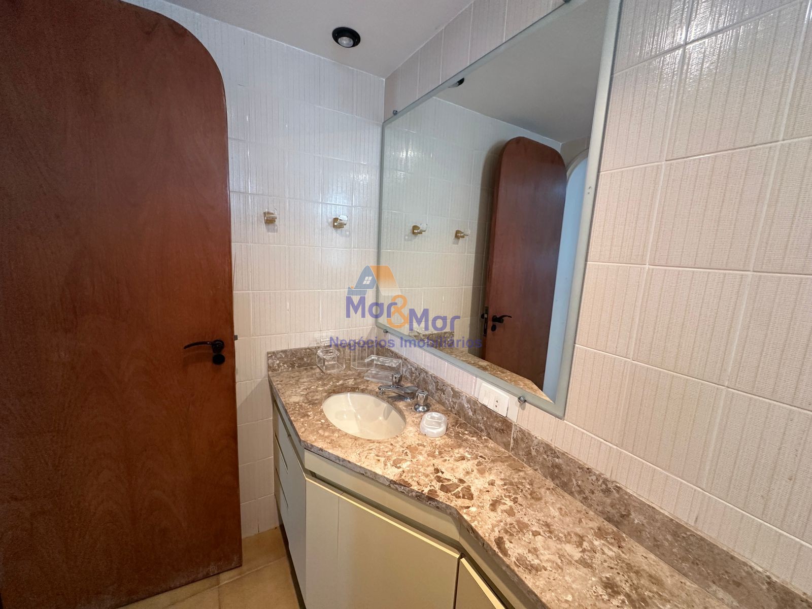 Apartamento na Praia das Pitangueiras, Guarujá - SP