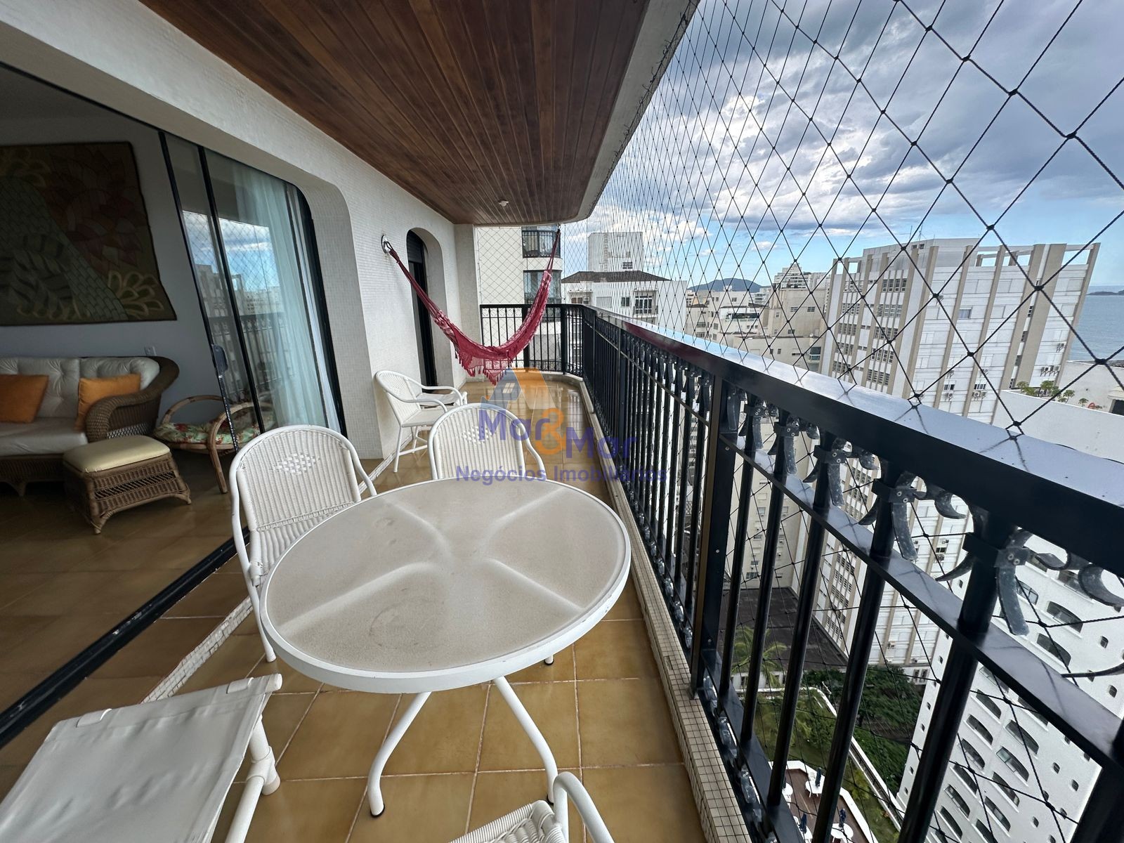 Apartamento na Praia das Pitangueiras, Guarujá - SP