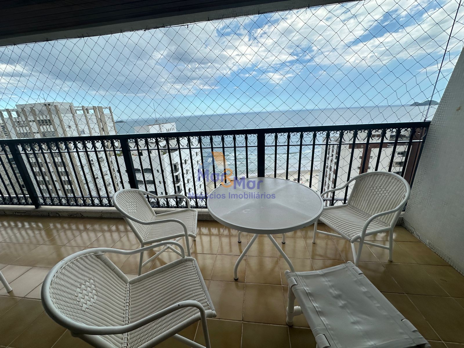 Apartamento na Praia das Pitangueiras, Guarujá - SP