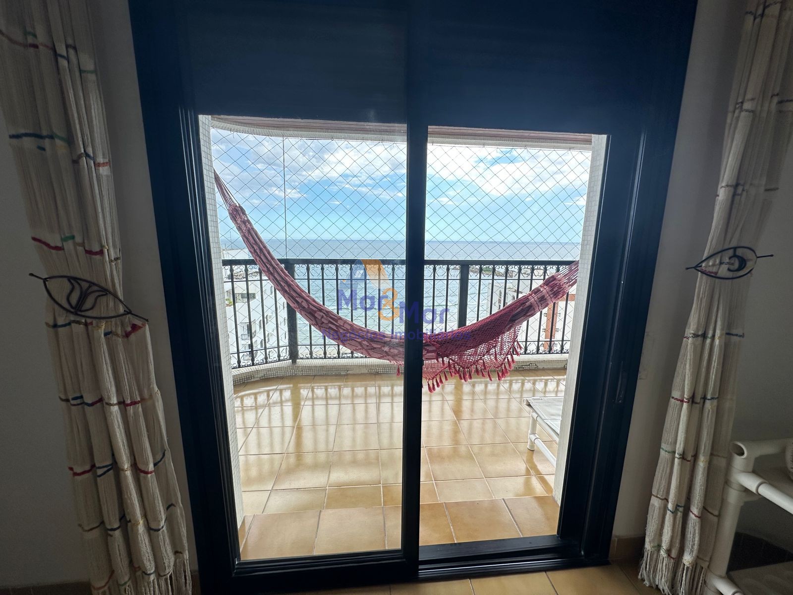 Apartamento na Praia das Pitangueiras, Guarujá - SP