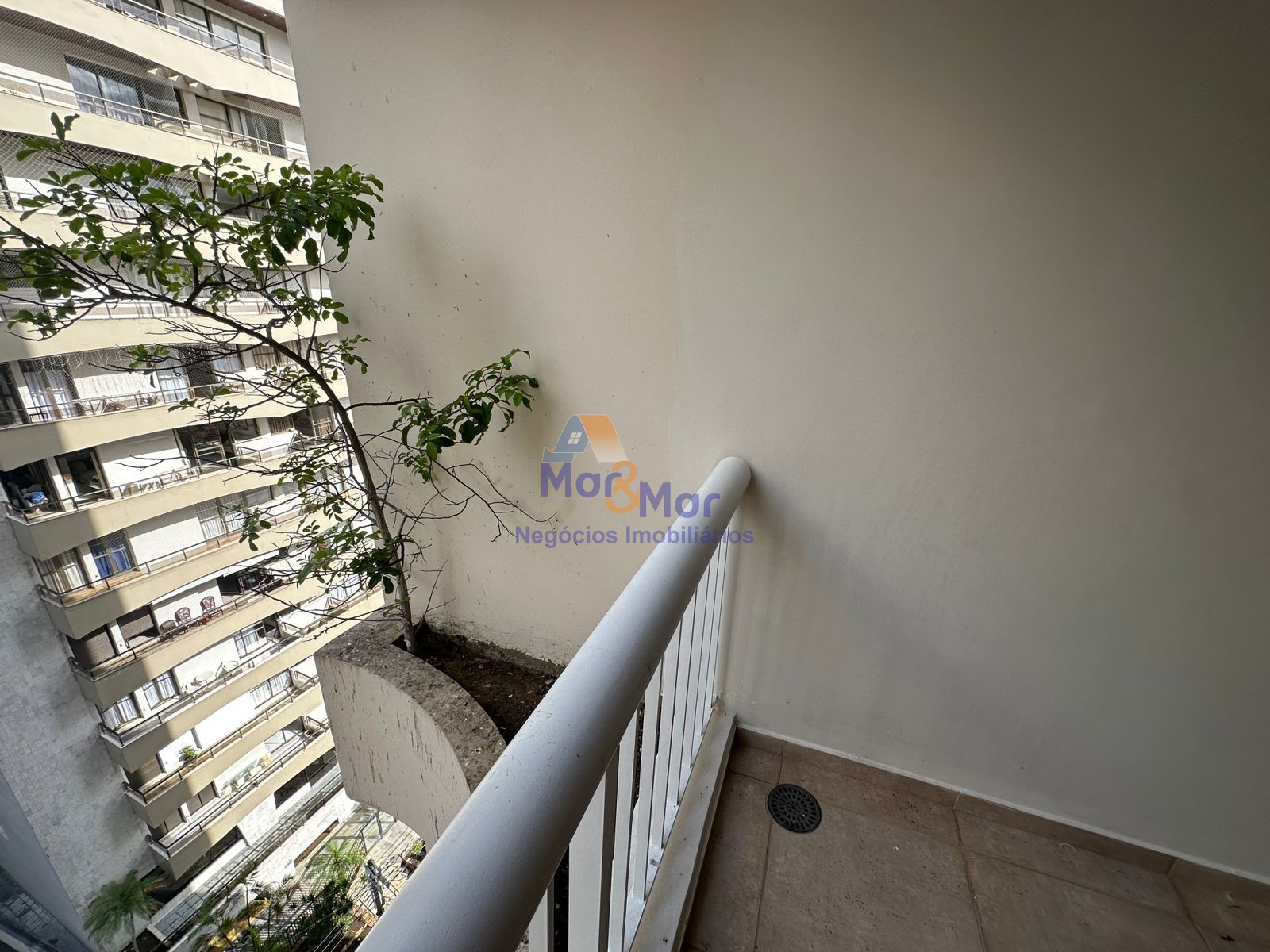 Apartamento na Praia das Pitangueiras, Guarujá - SP