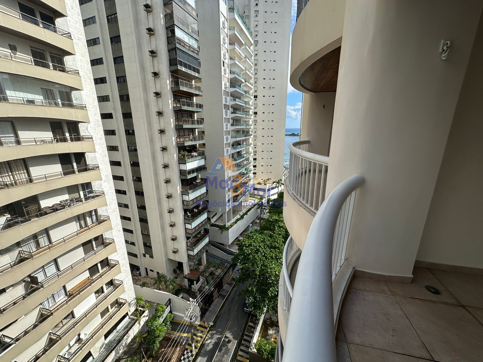 Apartamento na Praia das Pitangueiras, Guarujá - SP