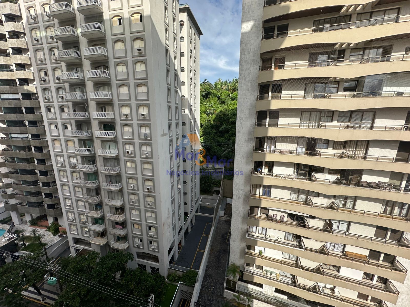 Apartamento na Praia das Pitangueiras, Guarujá - SP